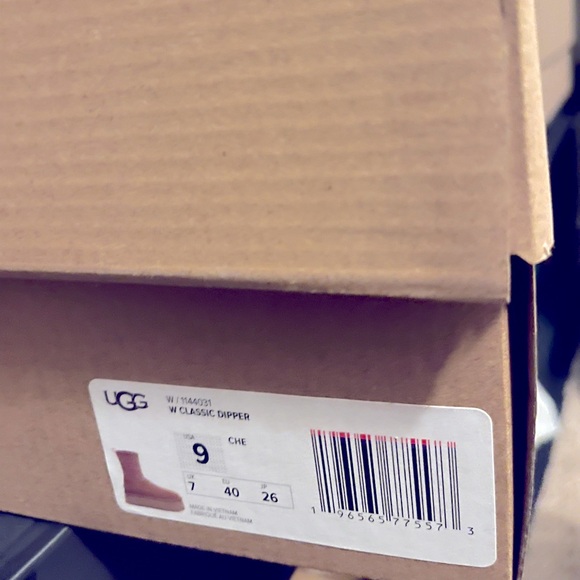 Ugg 🥰😍‼️Details NWT
Classic Dipper is legitimately an autum slay. CHESTNUT - Picture 6 of 7